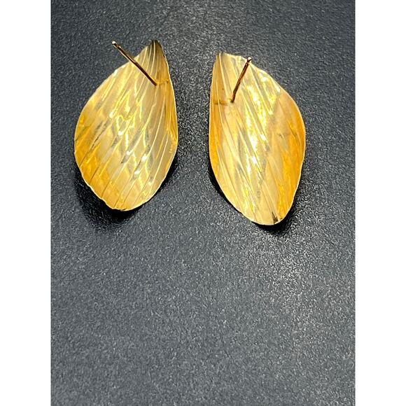 Vintage 14K Signed Yellow Gold Leaf Ribbed Curved Textured Organic Earrings - Picture 3 of 15